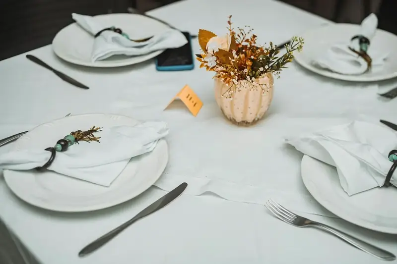 Mesa posta com louças, talheres e guardanapos