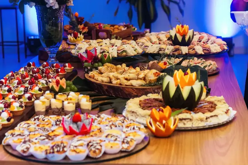 Mesa de coquetel montada em evento corporativo