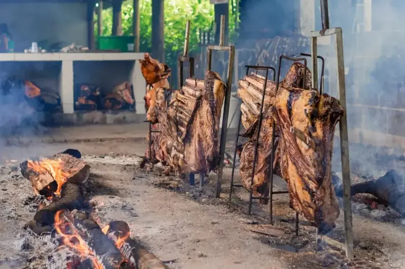Costelas assando no fogo de chão