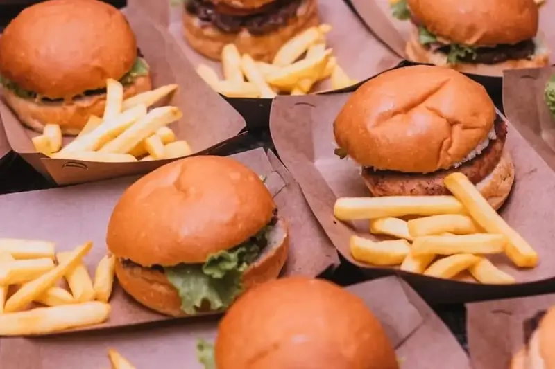 Hambúrgueres com fritas servidos em porções individuais
