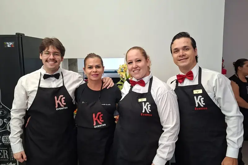 Equipe de garçons uniformizada da Katy Eventos