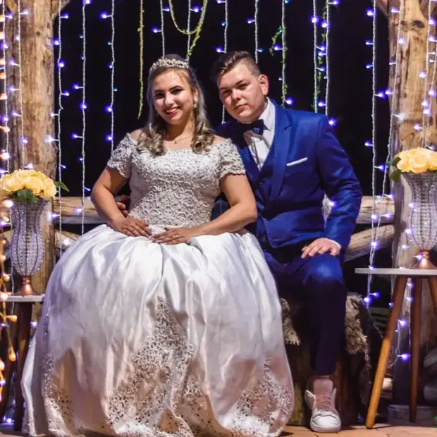 Casal na decoração iluminada da festa