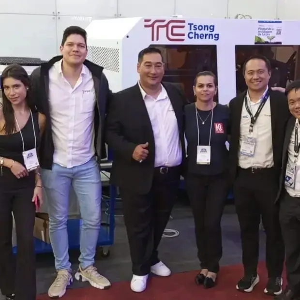 Equipe e clientes em feira de negócios